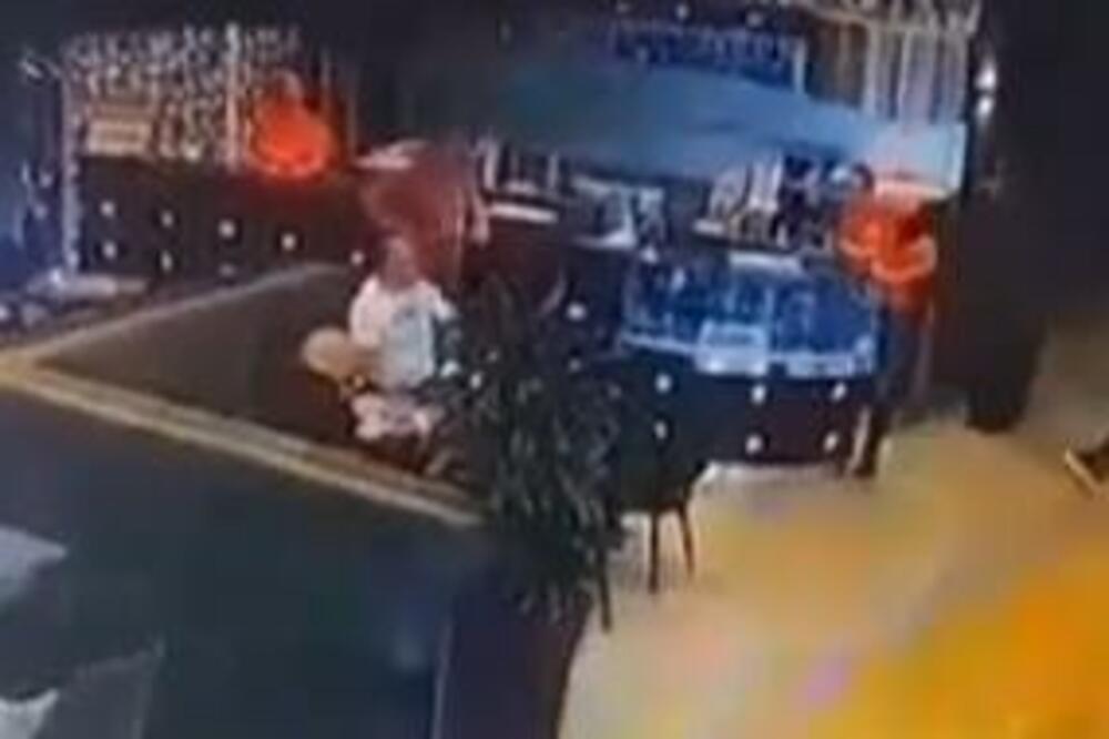 VLASNIK BENZINSKE PUMPE GAĐAO RADNIKA ČAŠOM, PA GA TERAO DA SE SKIDA ISPRED LOKALA: Kamere SVE SNIMILE (VIDEO)