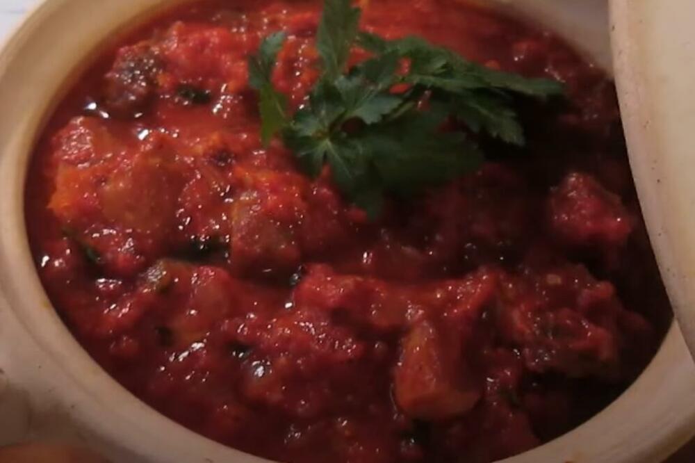 OVAKO LESKOVAČKE DOMAĆICE PRAVE ČUVENU MUĆKALICU: Caka je u SORTI PAPRIKE, ona mu daje najveći ŠMEK