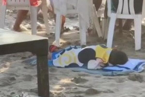 OSTAVILI DETE NA PLAŽI DA SPAVA, DOK SU SE ZABAVLJALI SA PRIJATELJIMA: Ono što je USLEDILO ledi KRV u ŽILAMA VIDEO