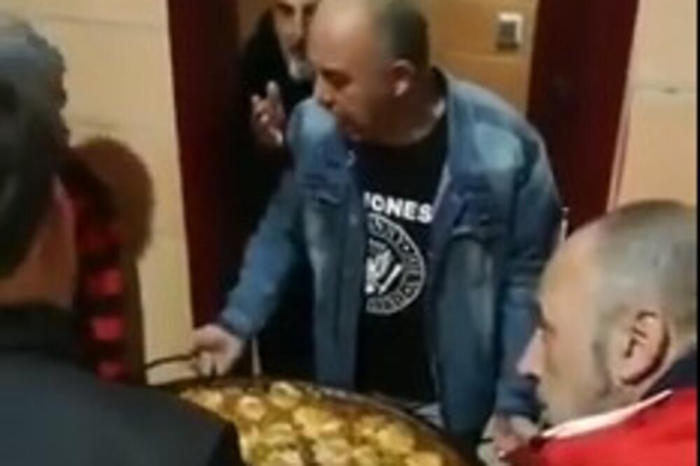 KRENULI SU DA UNOSE HRANU KROZ VRATA, A ONDA... Ono što su uradili NIJE REALNO, isplivao CEO SNIMAK (VIDEO)