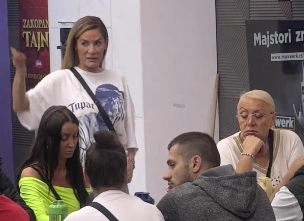 Ana udarila na Anđelu