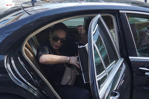 NAJPOZNATIJA KUMA U SRBIJI UHVAĆENA KAKO LJUBI ZGODNOG I POZNATOG MUŠKARCA: Samo da vidite O KOME JE REČ (FOTO)