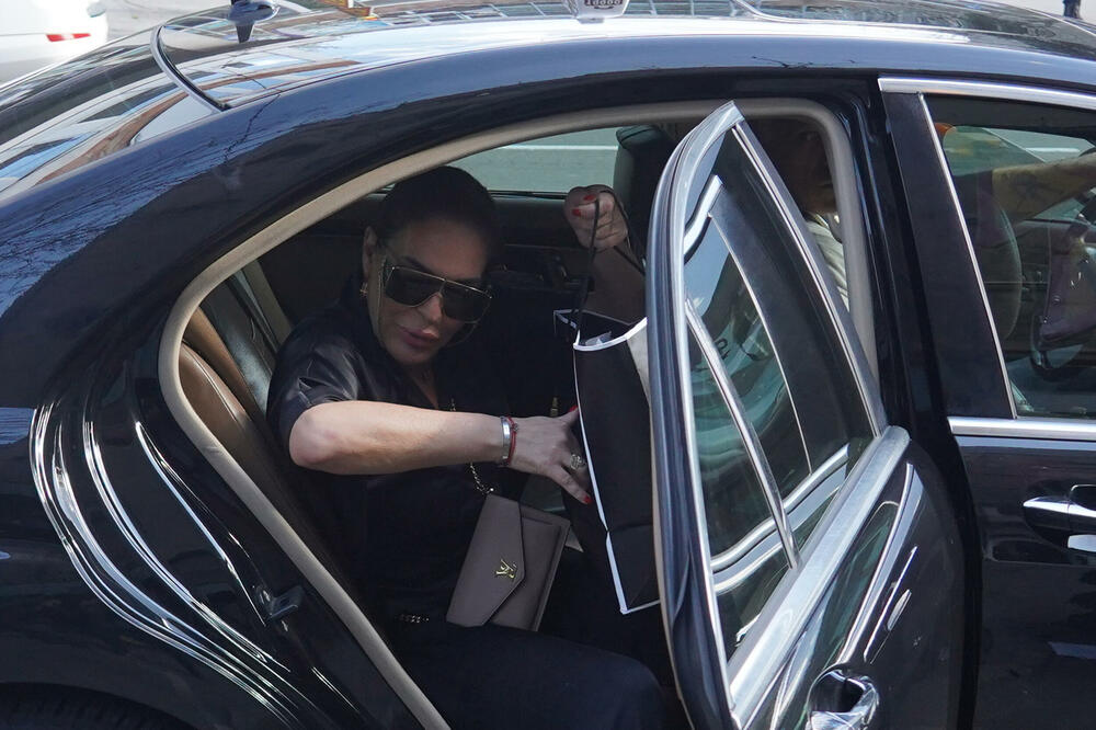 NAJPOZNATIJA KUMA U SRBIJI UHVAĆENA KAKO LJUBI ZGODNOG I POZNATOG MUŠKARCA: Samo da vidite O KOME JE REČ (FOTO)