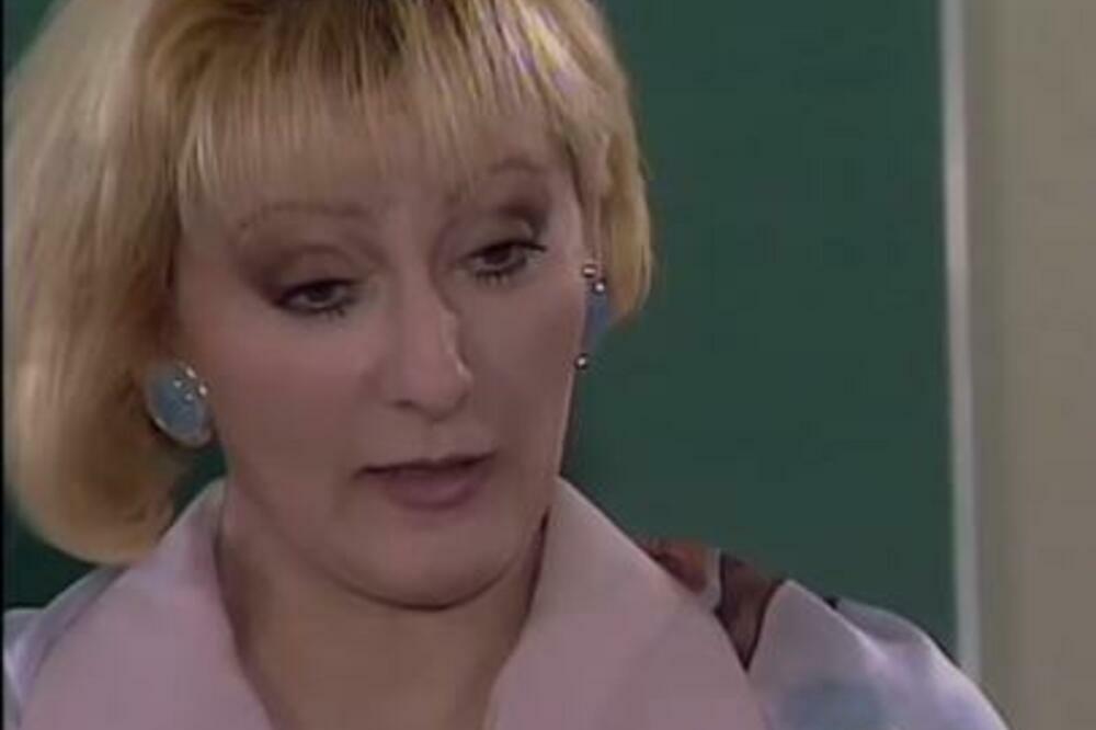 IGRALA JE NECINU UČITELJICU, A DANAS BI JE MALO KO PREPOZNAO: Evo kako posle 3 DECENIJE IZGLEDA lepa PLAVUŠA