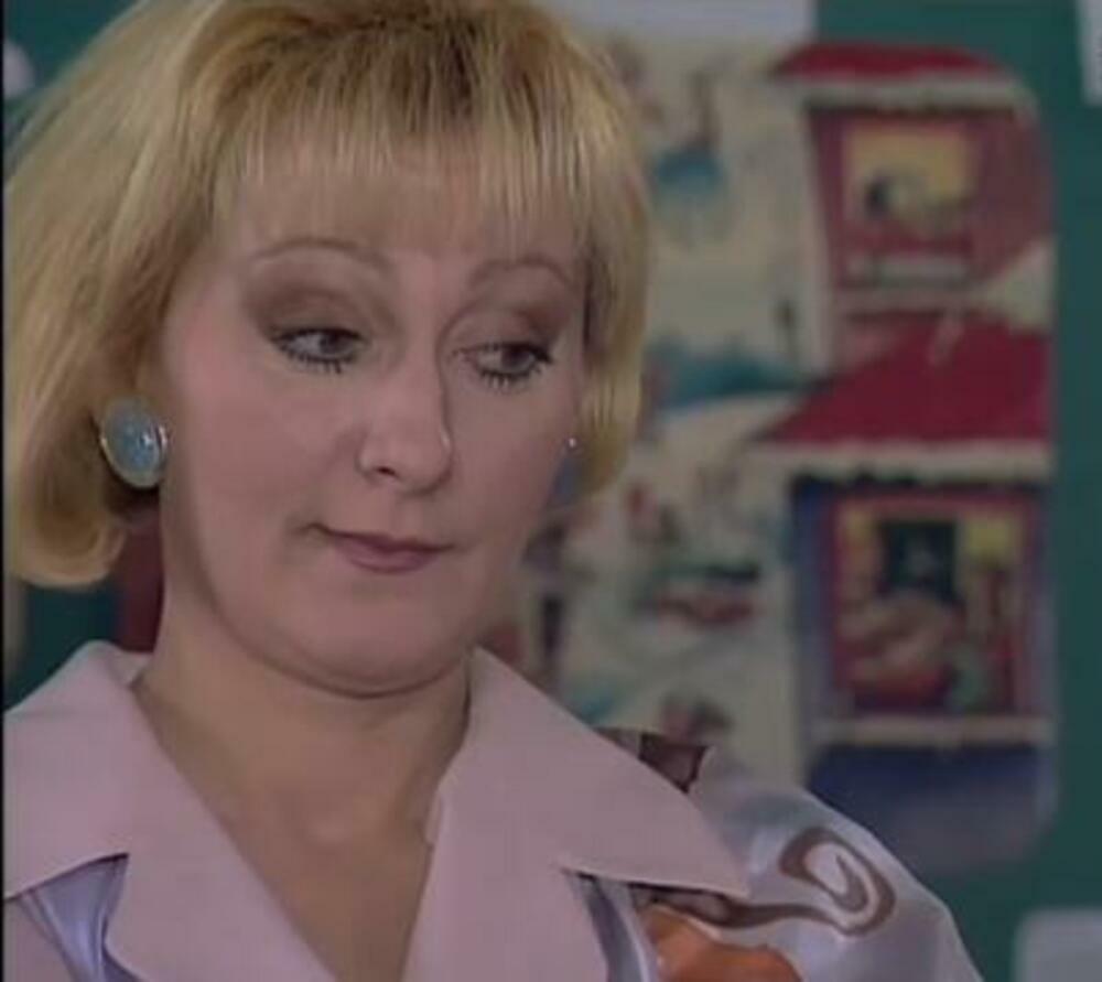 Igrala lik Necine učiteljice.