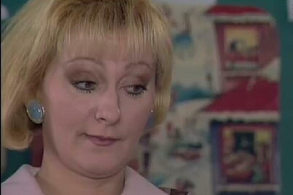 GLUMILA NECINU UČITELJICU, A DANAS JE DRUGA ŽENA: Evo kako izgleda skoro 30 GODINA nakon što je serija snimana