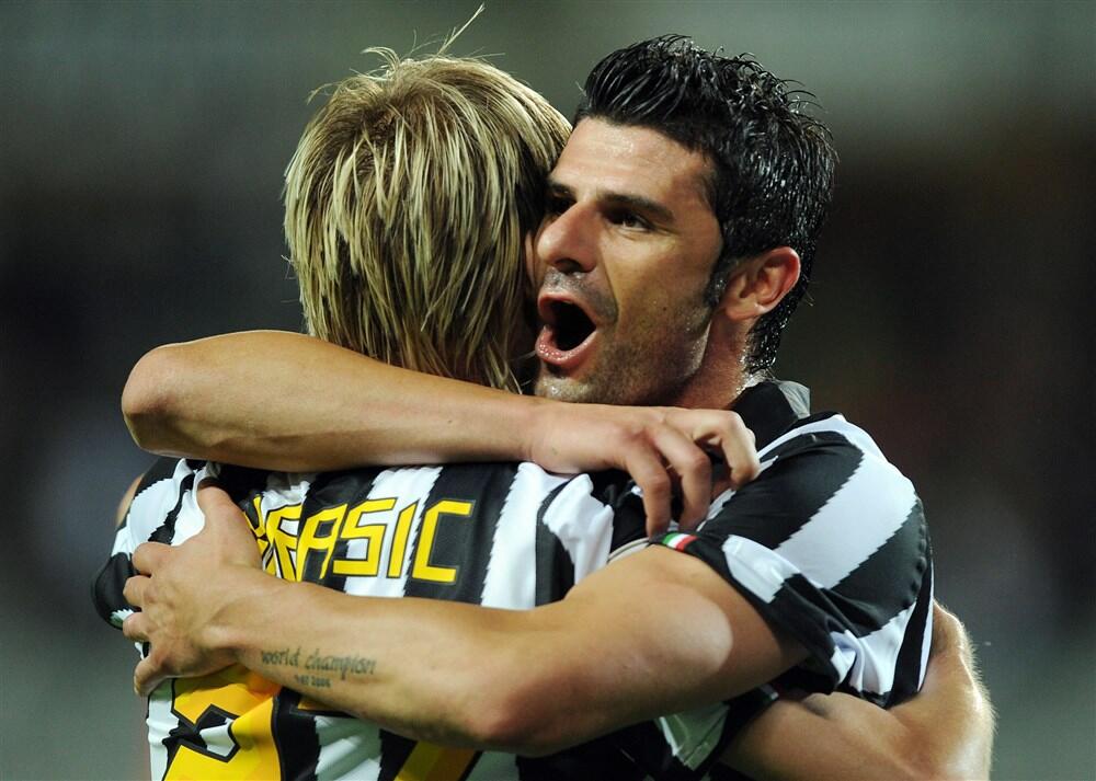 Vinćenco Jakinta u zagrljaju sa Milošem Krasićem