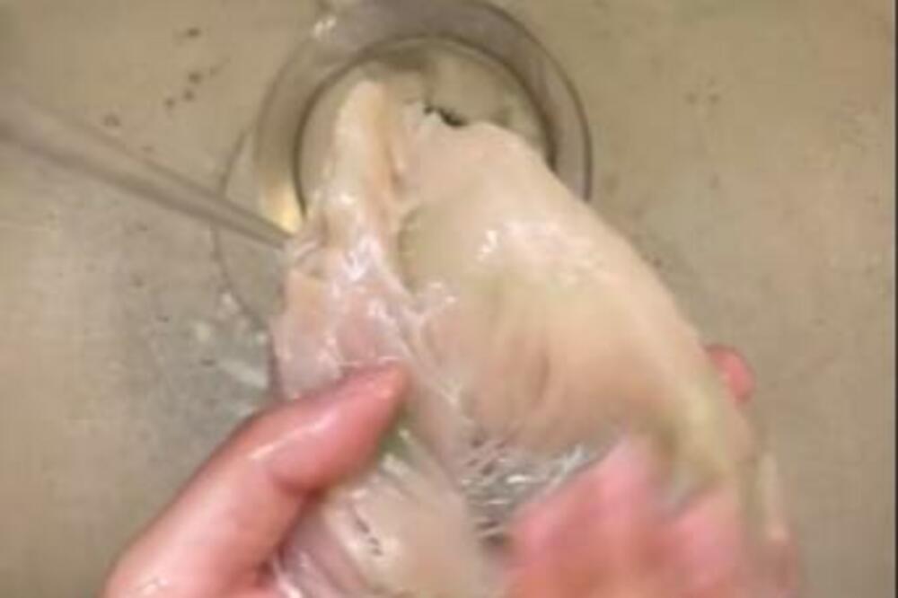 OPRALA PILETINU NA OVAJ NAČIN I IZAZVALA OŠTRE OSUDE: Stručnjaci kažu da OVO NE RADITE, opasno po ZDRAVLJE (VIDEO)