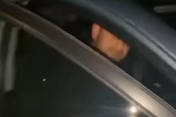 MANIJAK SNIMLJEN SPUŠTENIH PANTALONA: Taksista pokušao da SILUJE PUTNICU, prolaznik ga UHVATIO NA DELU (VIDEO)