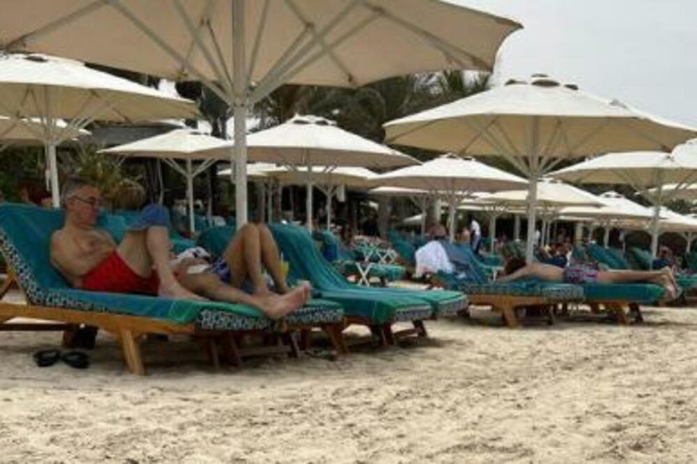 ĐUKANOVIĆ USLIKAN KAKO SE BAŠKARI NA PLAŽI POD SUNCOBRANOM: Evo gde VIDA RANE od izbornog DEBAKLA (FOTO)