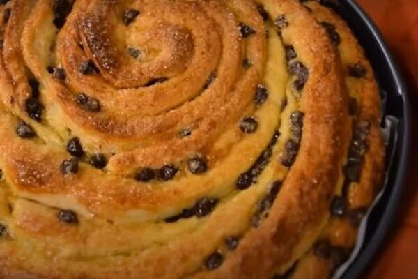 SLATKA USKRŠNJA POGAČA KOJU MORATE PROBATI: Caka sa ROLANJEM će vas ODUŠEVITI (RECEPT)