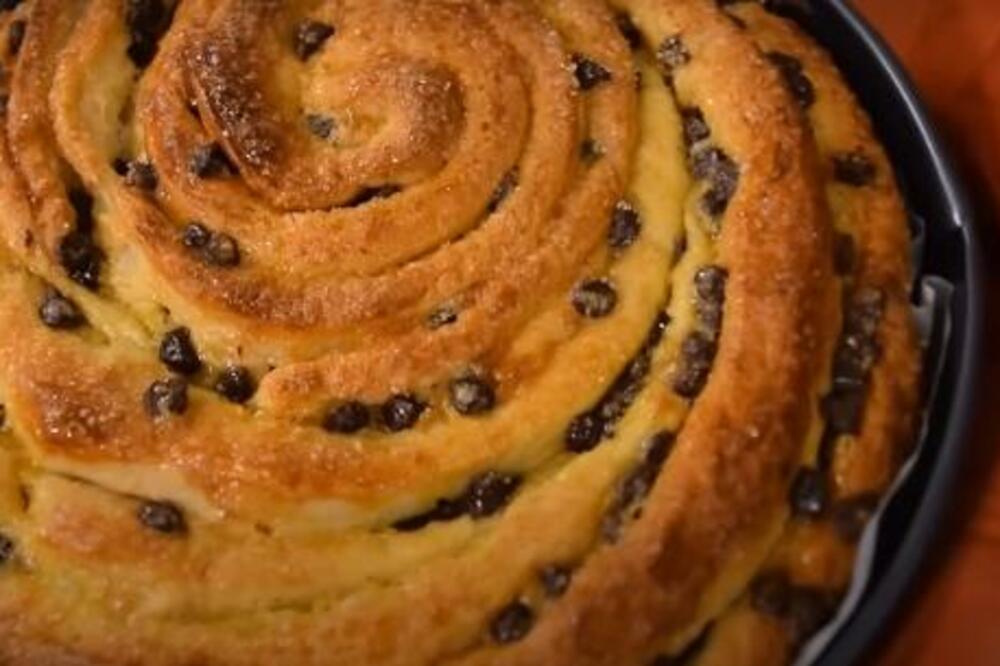 SLATKA USKRŠNJA POGAČA KOJU MORATE PROBATI: Caka sa ROLANJEM će vas ODUŠEVITI (RECEPT)