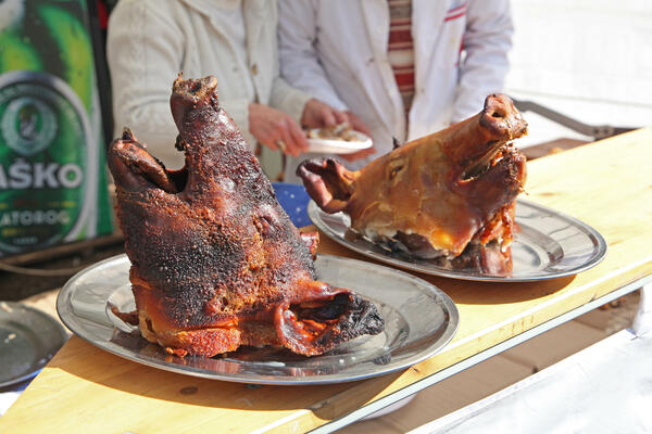 EVO ŠTA SE DEŠAVA SA PEČENJEM PRED NOVOGODIŠNJE PRAZNIKE: Ovo su trenutne cene