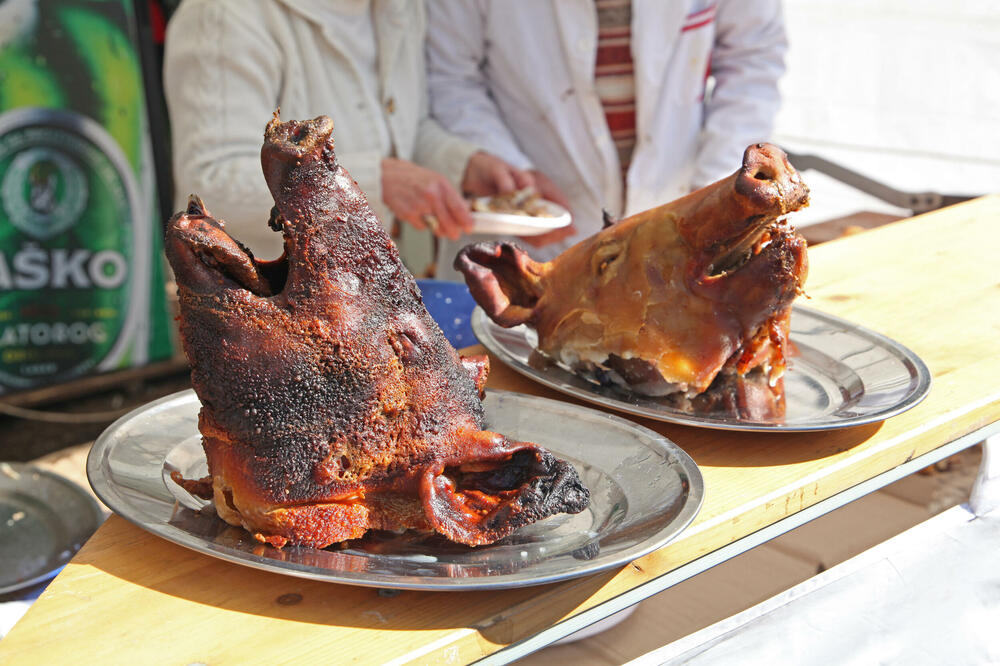 EVO ŠTA SE DEŠAVA SA PEČENJEM PRED NOVOGODIŠNJE PRAZNIKE: Ovo su trenutne cene