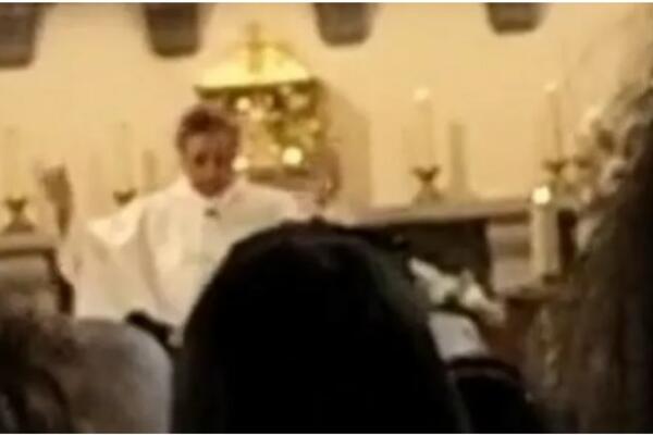 USRED MOLITVE, SVEŠTENIK POČEO DA VRIŠTI NA LJUDE, SVI SE SLEDILI: Isplivao i snimak koji će vas ostaviti u šoku