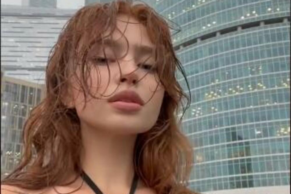 PROVOKATIVNA RUSKINJA SE ŠETA GRADOM BEZ BRUSA: Poznata je po mnogim VEŠTINAMA, a JEDNA joj BAŠ IDE OD RUKE (VIDEO)