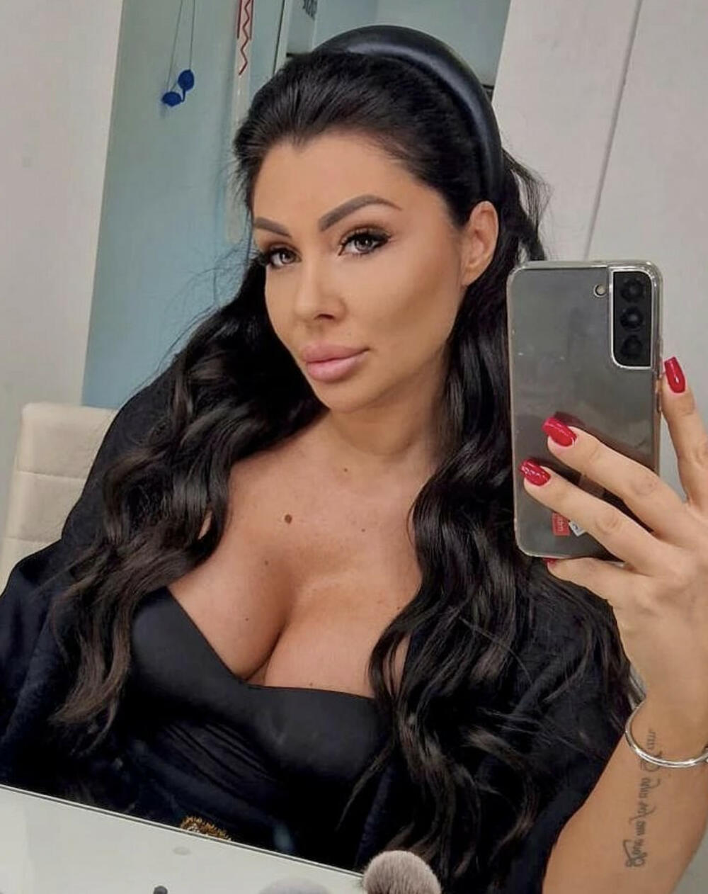 Skinula mladež sa lica