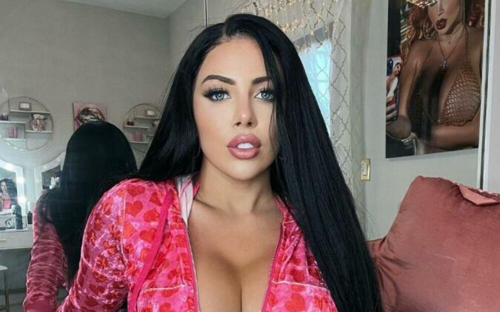 Amanda NIkol, Velike grudi, Grudi