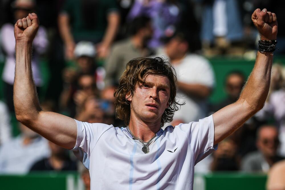 RUBLJOVU RUSKI DUEL U DVA SETA! Rune prošao bez borbe zbog povrede rivala (VIDEO/FOTO)