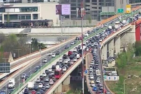 NEVIĐENE GUŽVE U BEOGRADU: Kolaps NA SVE STRANE, a evo gde je NAJKRITIČNIJE (FOTO)