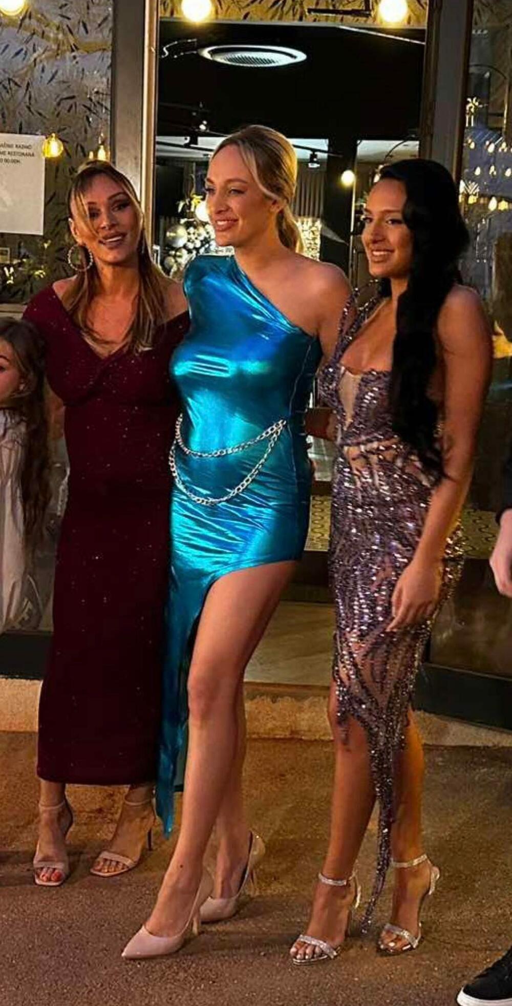 Luna i Anabela poziraju