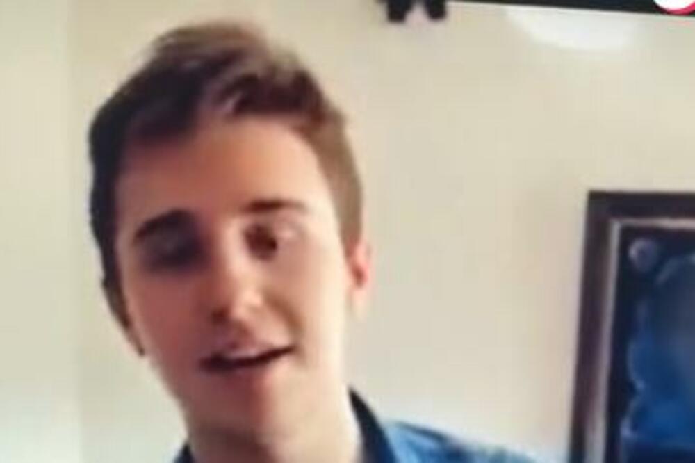 NA FOTKI IZ 2015.GODINE JE NAŠ ČUVENI PEVAČ: Danas ga SVI OBOŽAVAJU, da li znate o KOME JE REČ?