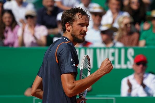 MEDVEDEV PREŽIVEO ROLERKOSTER I BACIO ZVEREVA NA KOLENA! Spektakl u Monte Karlu! (VIDEO)