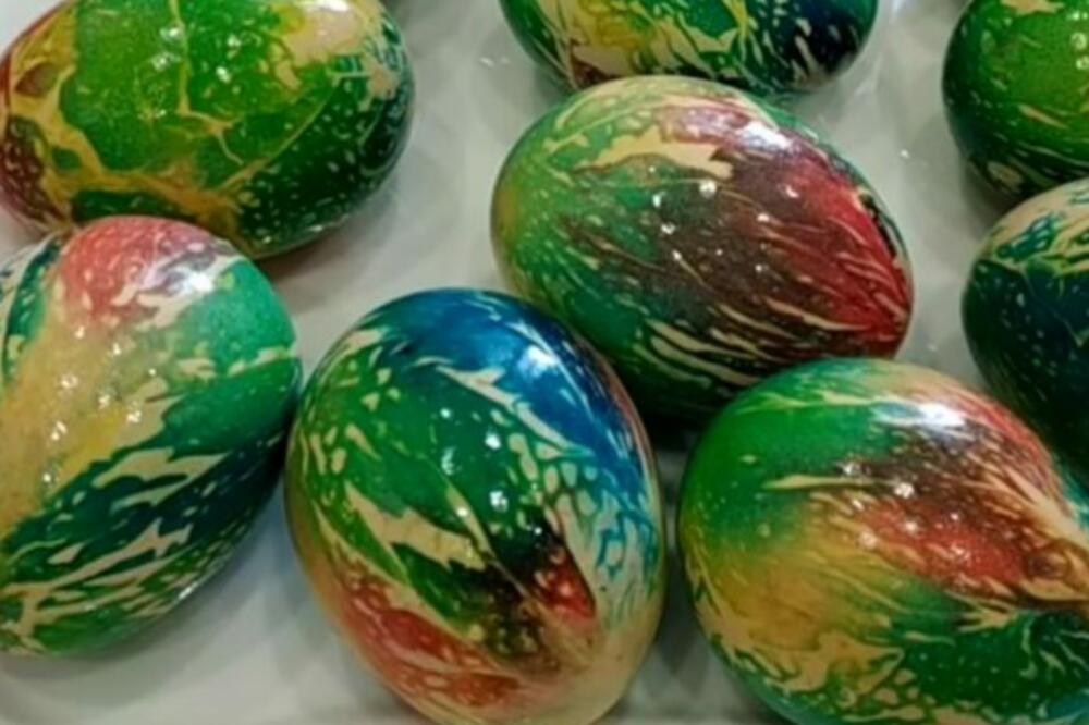 RUSKINJE KORISTE POSEBNU METODU ZA FARBANJE JAJA: Za veliki praznik primene ovakvu tehniku (VIDEO)
