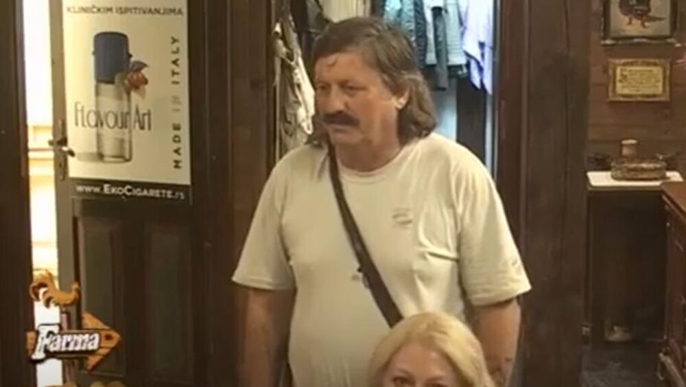 Pored porodične kuće rođaci, prijatelji i komšije polako su se okupljali kako bi izjavili saučešće