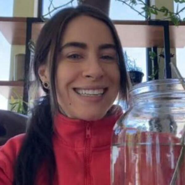 PRODAJE PLJUVAČKU, ŠTAPIĆE ZA UŠI I PRLJAVE STVARI, A ZARAĐUJE MNOGO PARA: Ljudima se POVRAĆA od ovog SMEĆA (VIDEO)