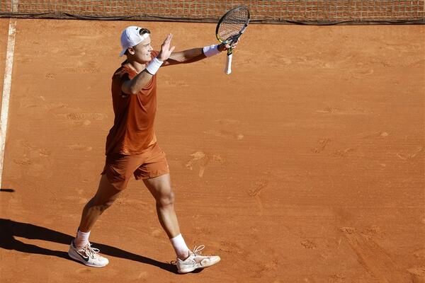 JOŠ JEDNA SENZACIJA U MONTE KARLU: Medvedev pravio probleme, a Danac mu očitao tenisku lekciju!