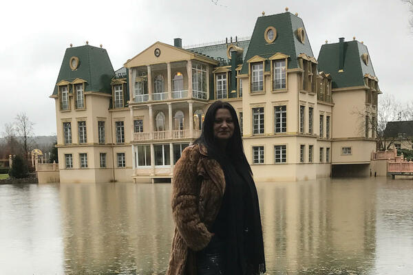 DRAGANA MIRKOVIĆ NIJE JEDINA KOJA IMA DVORAC, JANA IMA VEĆI: Pevačica pokazala unutrašnjost ZAMKA, LUDILO MOZGA!