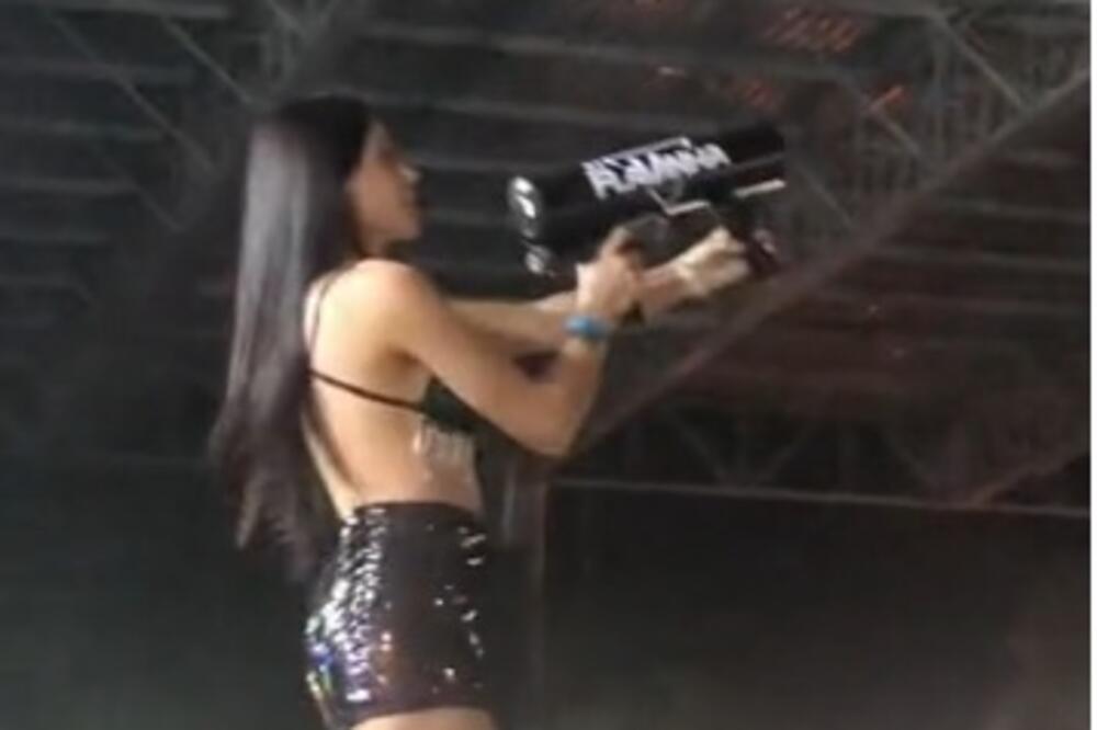 IZAŠLA JE NA BINU SA PUŠKOM, KAD JE ZAISTA OPALILA, NASTAO MUK U PUBLICI: Kamere sve zabeležile, snimak ledi