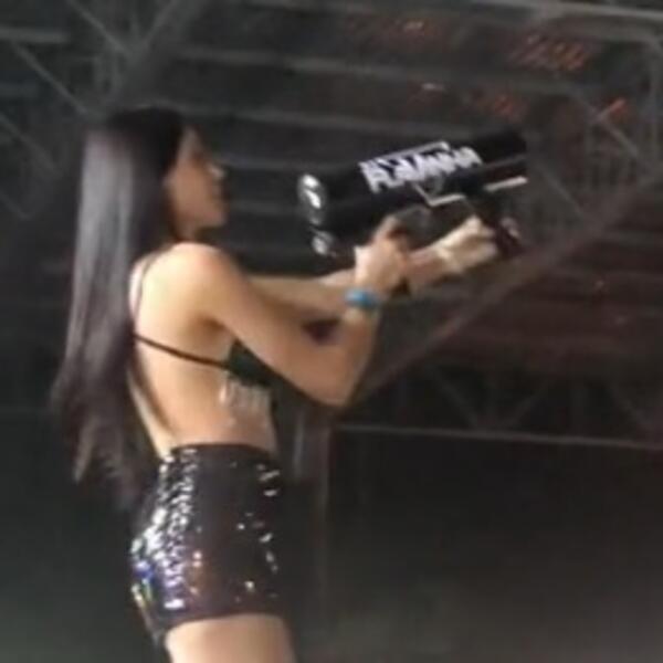 IZAŠLA JE NA BINU SA PUŠKOM, KAD JE ZAISTA OPALILA, NASTAO MUK U PUBLICI: Kamere sve zabeležile, snimak ledi