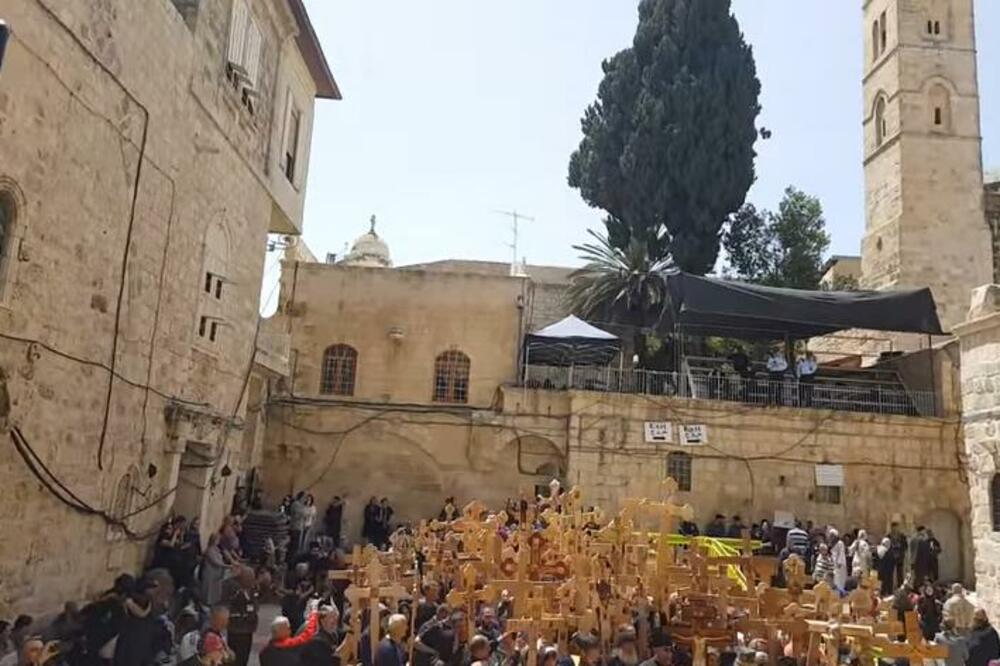 SRPSKA PESMA SE ORILA U JERUSALIMU: Srbi tokom hadžiluka na Veliki petak napravili atmosferu za pamćenje (VIDEO)