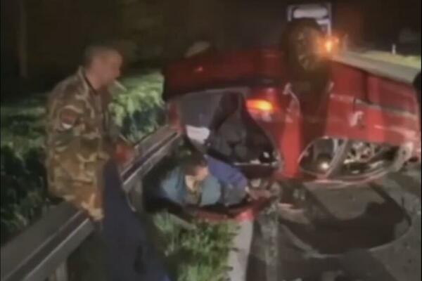 HOROR SNIMAK SA SRPSKIH PUTEVA: Mrvi pijani prevrnuli auto, JEDVA SE IZVUKLI IZ SLUPANOG VOZILA! (VIDEO)