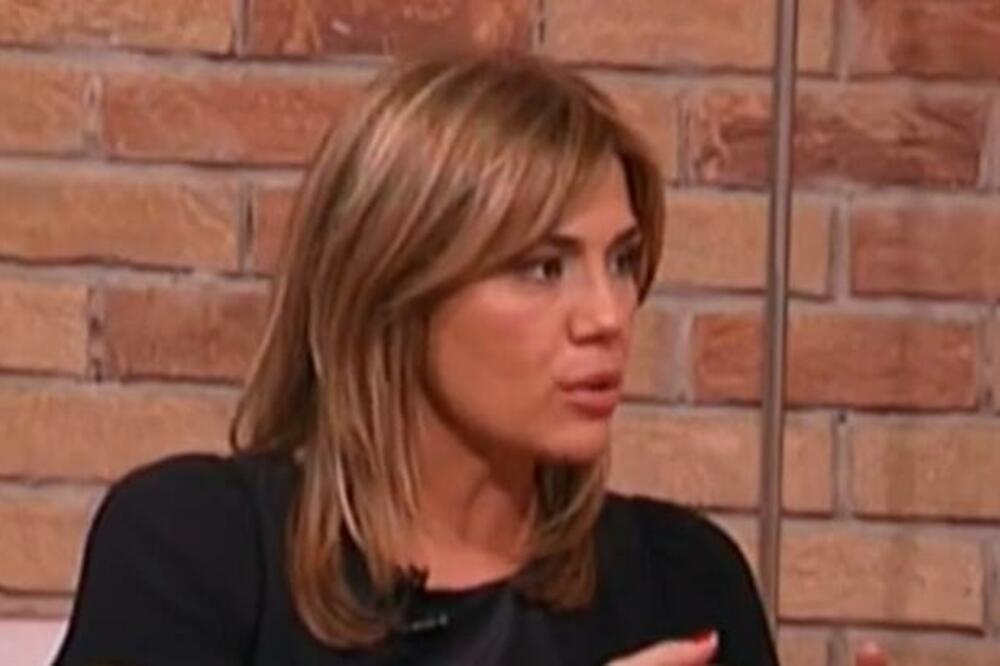 RTS VODITELJKU STE OBOŽAVALI, A SADA ISCURILA NJENA GOLA FOTKA: Vidi se da NEMA ODEĆU, a tek šta radi SA RUKAMA