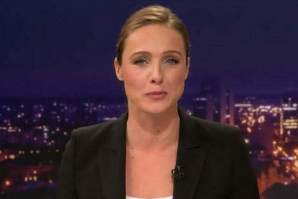 JEZIVA SCENA U PROGRAMU UŽIVO ZAPREPASTILA JAVNOST: Voditeljki se OVO obmotalo oko vrata, publika vrišti (FOTO)