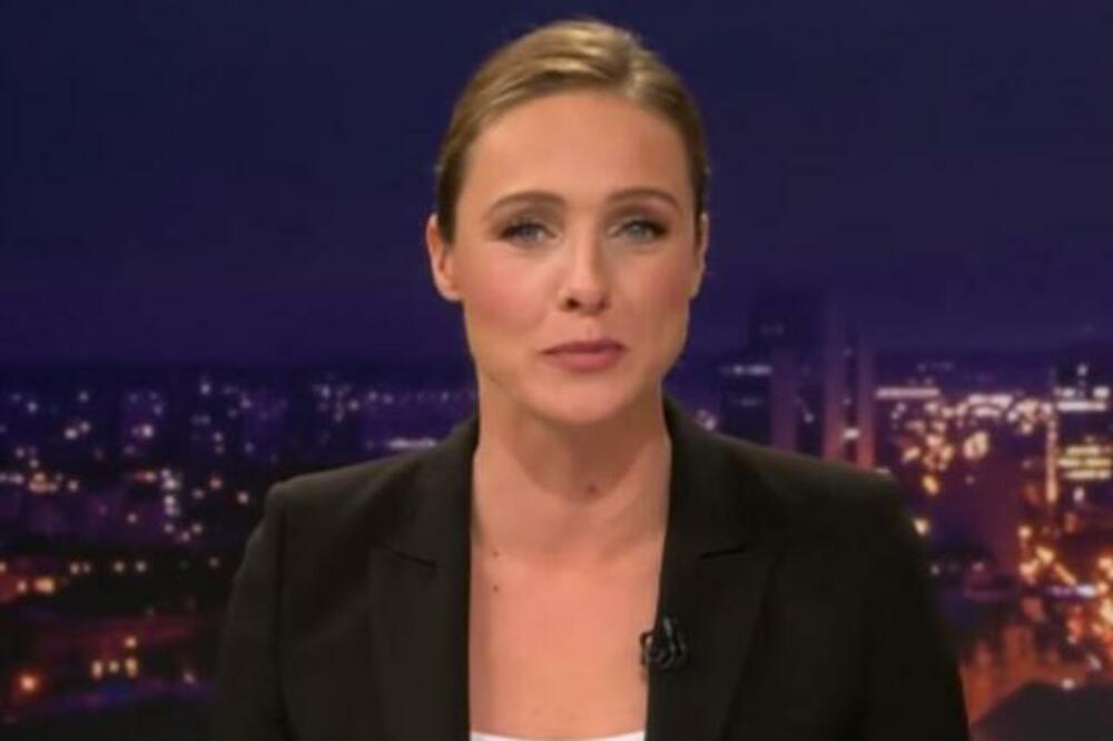 JEZIVA SCENA U PROGRAMU UŽIVO ZAPREPASTILA JAVNOST: Voditeljki se OVO obmotalo oko vrata, publika vrišti (FOTO)