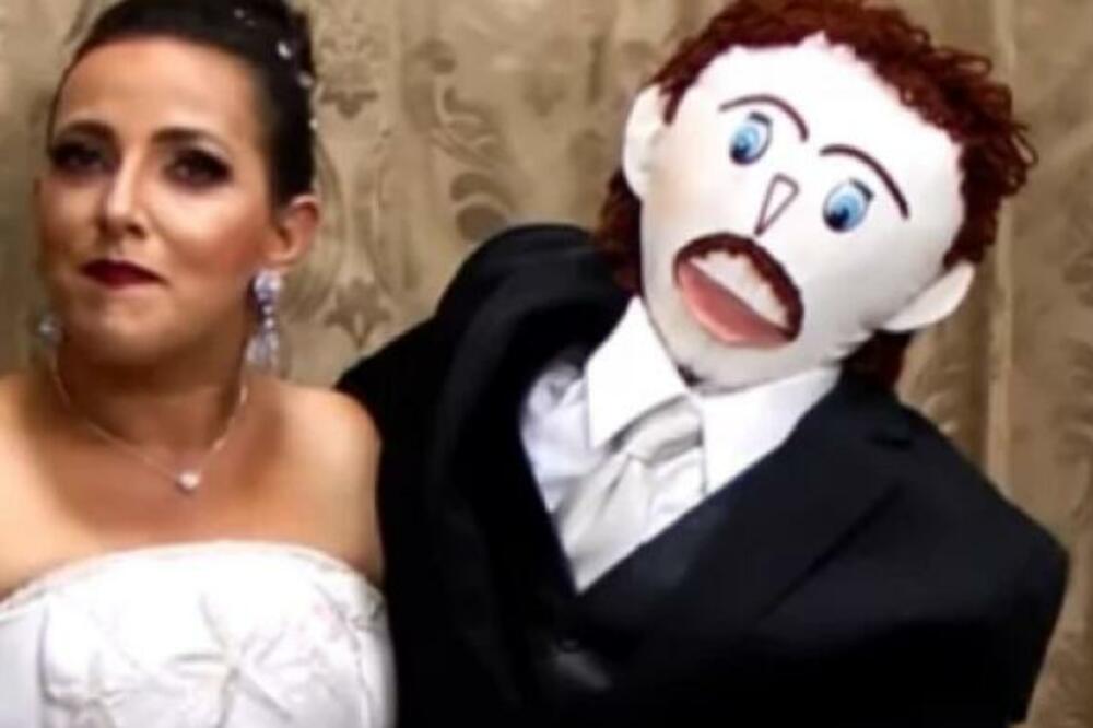 NAJBIZARNIJI BRAK POSTAO JOŠ LUĐI: Žena se udala za KRPENU LUTKU, a sad tvrdi da čekaju DRUGO DETE?! (VIDEO)