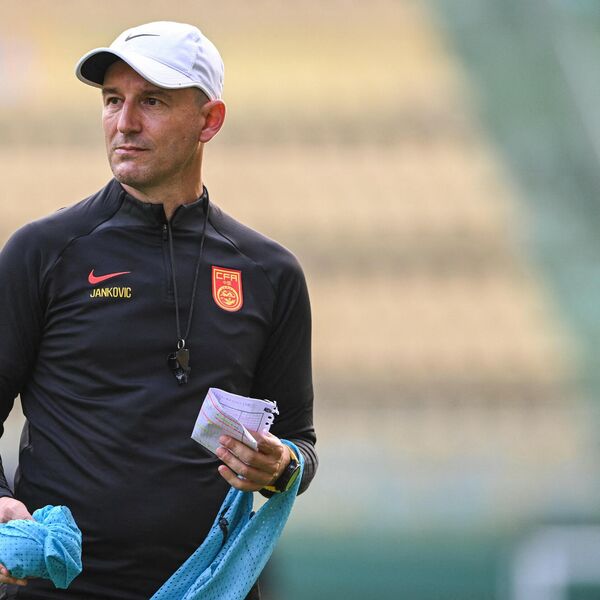 "SRAMOTA, SRAMOTA!" Janković pred otkazom u Kini, navijači vređali njega i fudbalere (VIDEO)