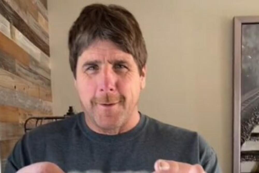 SVI GLEDAJU U RUKE OVOG ČOVEKA I MISLE DA JE BOLESTAN: Iza šokantnog snimka stoji PRAVA ISTINA (VIDEO)