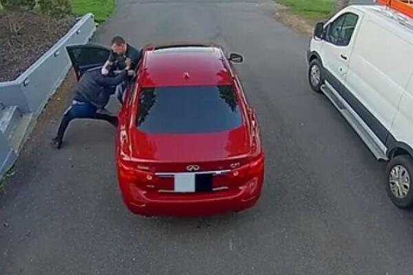 SAM SE BORIO SA ČETVORICOM: Pokušali da mu ukradu auto usred bela dana, nastao HAOS (VIDEO)