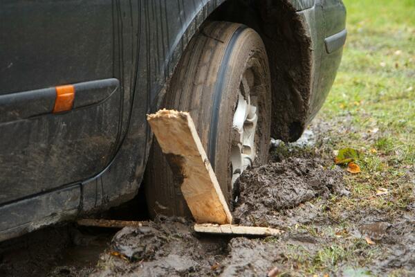 IZVUCITE AUTO IZ BLATA UZ POMOĆ OVOG JEDNOSTAVNOG TRIKA! Ne treba vam nikakav alat! (VIDEO)