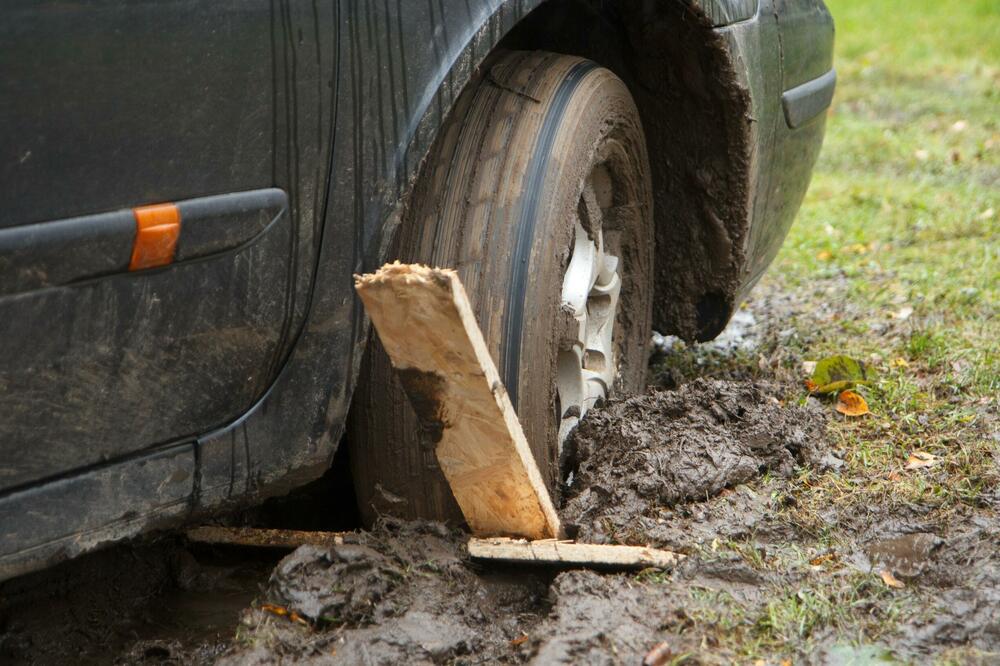 IZVUCITE AUTO IZ BLATA UZ POMOĆ OVOG JEDNOSTAVNOG TRIKA! Ne treba vam nikakav alat! (VIDEO)