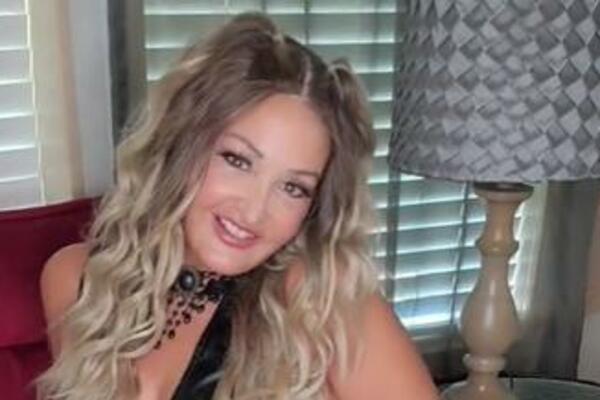 IZGLEDA KAO DA IMA 30 GODINA, ALI... Muškarcima otpale VILICE kada su videli šta RADI na KREVETU (VIDEO)