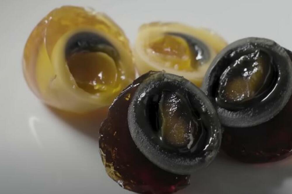 OVO JAJE JE STARO 100 GODINA: Evo u kojoj zemlji ga jedu kao SPECIJALITET i kakvog je UKUSA (VIDEO)