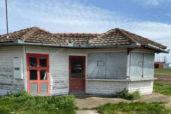 KUĆA U SOMBORU PRODAJE SE ZA 1.500 EVRA: Da, dobro ste čuli, ali postoji jedna caka (FOTO)