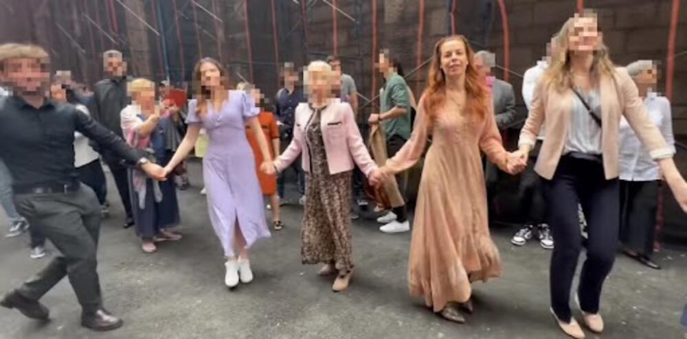 Glumica Katarina Radivojević oduševila je sve kada se kao i sav normalan svet uhvatila za ruke sa svojim zemljacima i počela da 'plete' nogama.