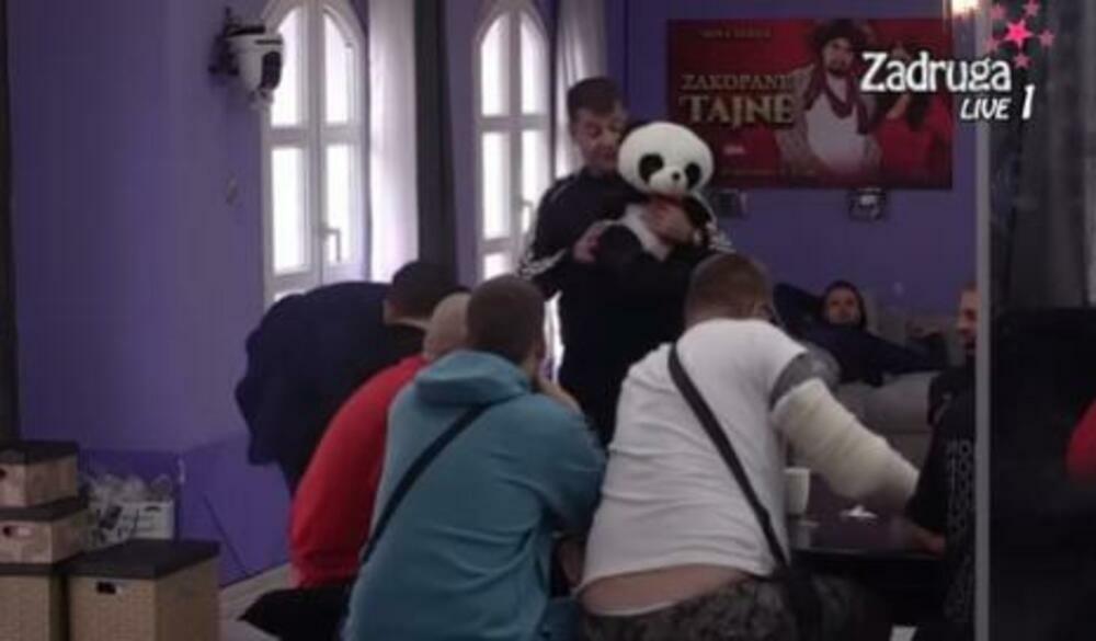 Jelena je poslala Ivanu poklone, a između ostalog i pandu.